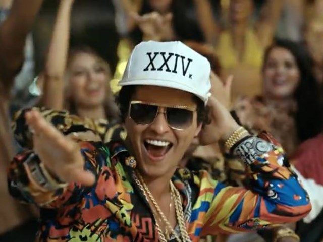 Se Bruno Mars festa i sin nya video “24K Magic”