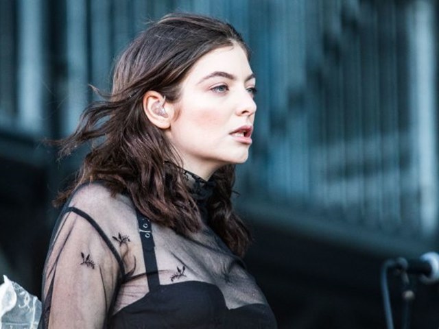 LORDE GETS FLOWERY WITH 'PERFECT PLACES' ON 'FALLON'