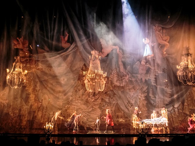 Corteo de Cirque du Soleil llega a Pamplona siguiendo su gira Europea de Pabellones