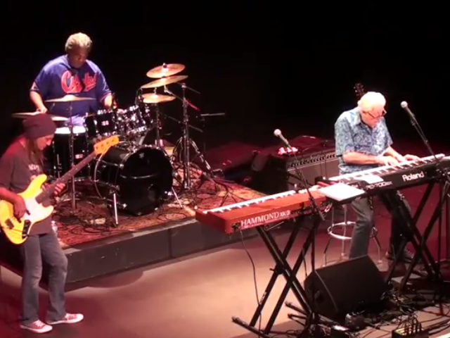 Watch John Mayall's great blues performance by the 'Trio'