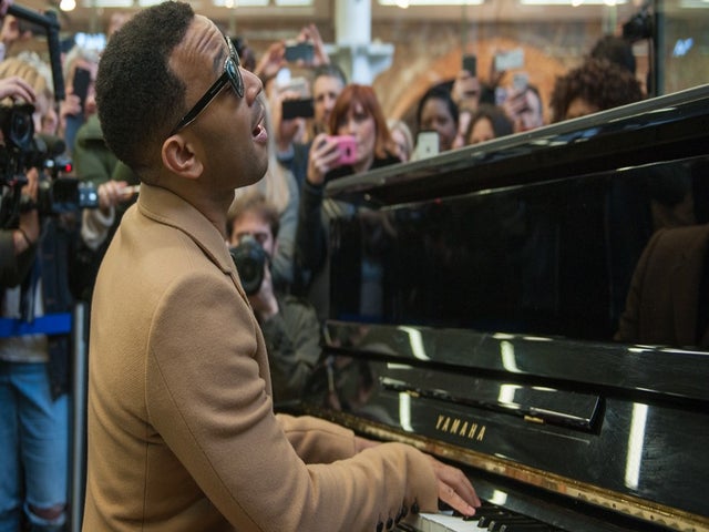 JOHN LEGEND SURPRISES COMMUTERS AT ST PANCRAS WITH AN INCREDIBLE THREE-SONG SET {CHANGE THIS}