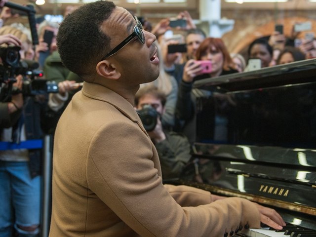JOHN LEGEND SURPRISES COMMUTERS AT ST PANCRAS WITH AN INCREDIBLE THREE-SONG SET