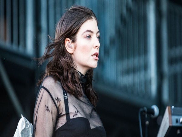 LORDE GETS FLOWERY WITH 'PERFECT PLACES' ON 'FALLON' {CHANGE THIS}